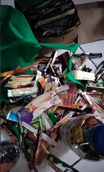 Tumpukan kemasan plastik siap didaur ulang
